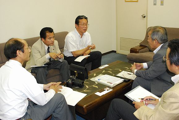 左から藤波義浩県常任委員、内田隆典静岡市議、私です。